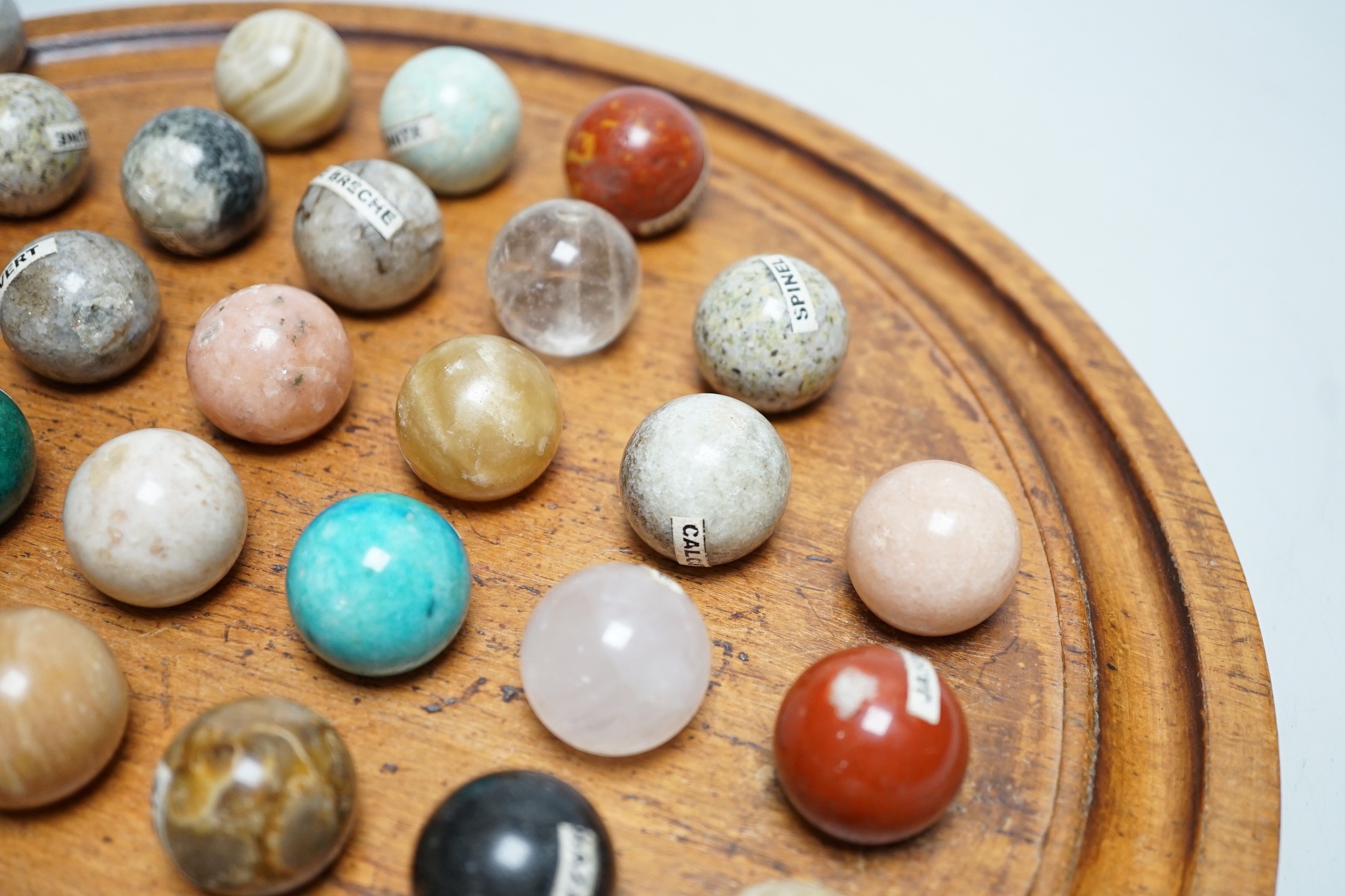 A solitaire set with polished specimen pieces